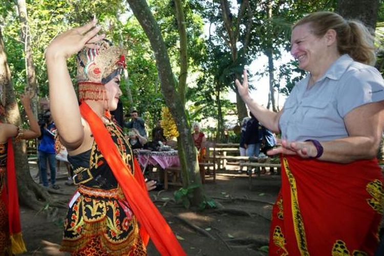 Wisatawan AS menari Gandrung di Desa Kemiren, Kecamatan Glagah, Kabupaten Banyuwangi, Jawa Timur, Rabu (31/8/2016).