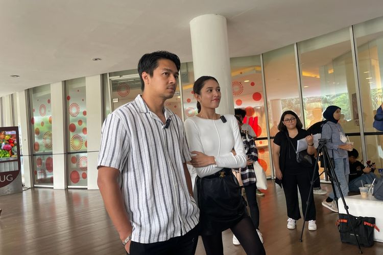 Deva Mahenra dan Mikha Tambayong menjajal wahana Escape Room Teluh Darah yang terletak di Tribeca Central Park kawasan Grogol, Jakarta Barat, Rabu (15/3/2023). 