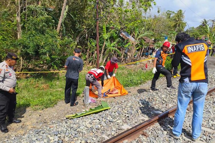 Gabungan relawan, PMI Kulon Progo, BPBD dan SAR Sigap mengevakuasi korban tertemper kereta api KA Argo Wilis jurusan Surabaya &ndash; Bandung di Kilometer 502 jalur kereta pada wilayah Pedukuhan Tapen, Kalurahan Hargomulyo, Kapanewon Kokap, Kabupaten Kulon Progo, Daerah Istimewa Yogyakarta.