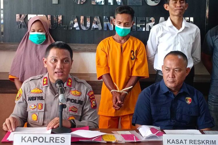 Kapolres Kepulauan Meranti AKBP Andi Yul LTG memperlihatkan pasutri yang ditangkap atas kasus penipuan, Kamis (30/3/2023).