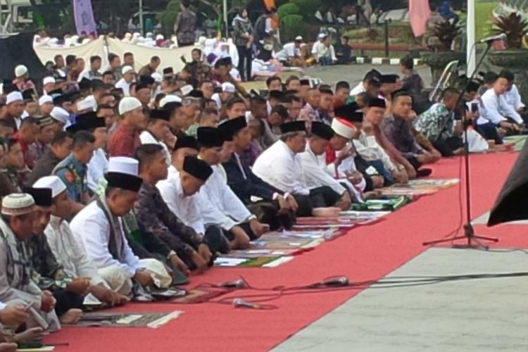 Suasana shalat Idul Adha Presiden Joko Widodo bersama warga di Lapangan Merdeka, Sukabumi, Jawa.Barat, Jumat (1/9/2017).