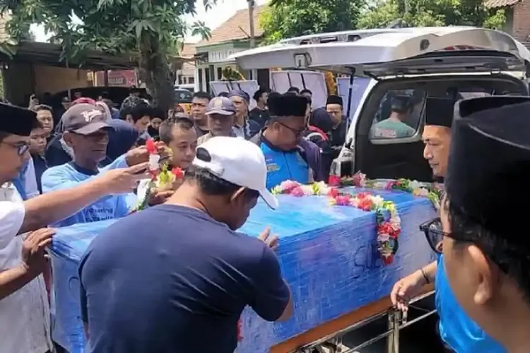 Ambulans Pembawa Jenazah ABK KM Virgo Transport 8 Mengalami Kecelakaan Beruntun di Jombang