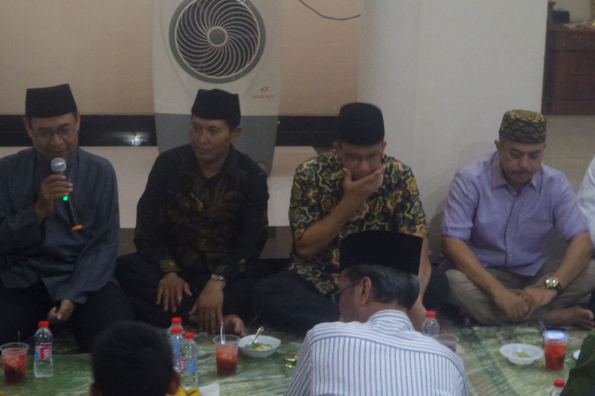 Gubernur terpilih DKI Jakarta Anies Baswedan (kedua dari kanan) saat menghadiri undangan buka puasa bersama di Koja, Jakarta Utara, Selasa (13/6/2017)