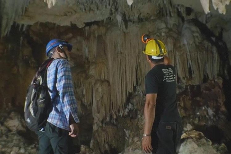 Stalagmit dan stalaktit di Gua Laumehe. 

