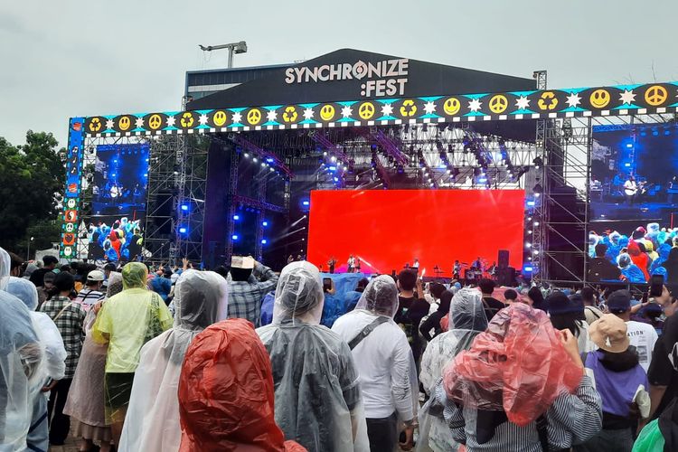 Suasana penonton kenakan jas hujan saat Project Pop tampil di Dynamic Stage di Gambir Expo, Kemayoran, Jakarta Utara, Jumat (7/10/2022).