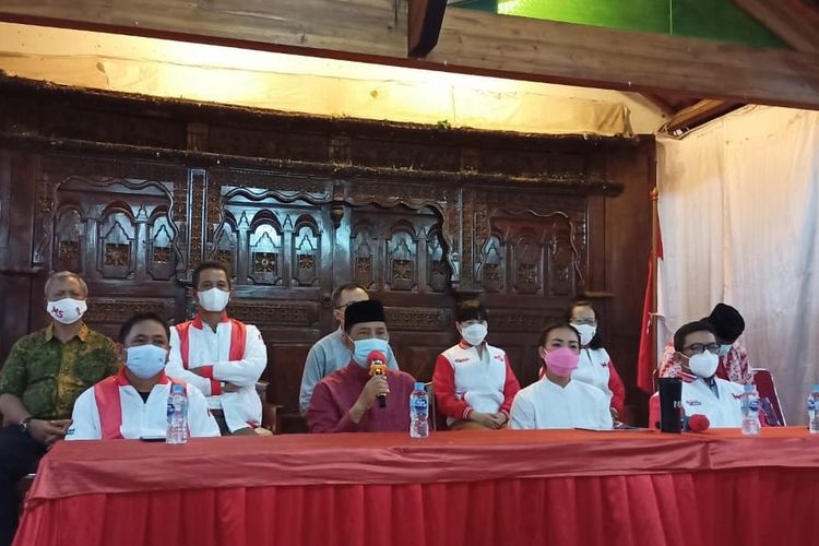 Pasangan calon nomor urut satu Muhamad - Rahayu Saraswati Djojohadikusumo di Posko Kemenangan Muhamad-Sara, Serpong Tangerang Selatan, Kamis (10/12/2020)