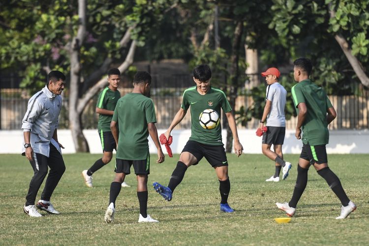 Pelatih Timnas Indonesia U-19 Indra Sjafri (kiri) memberikan arahan kepada sejumlah anak asuhnya saat mengikuti latihan di Lapangan A Senayan, Jakarta, Sabtu (20/10/2018). Latihan tersebut untuk persiapan jelang bertanding melawan Timnas Qatar dalam laga penyisihan Grup A Piala Asia U-19 di Stadion Gelora Bung Karno pada Minggu (21/10/2018). 