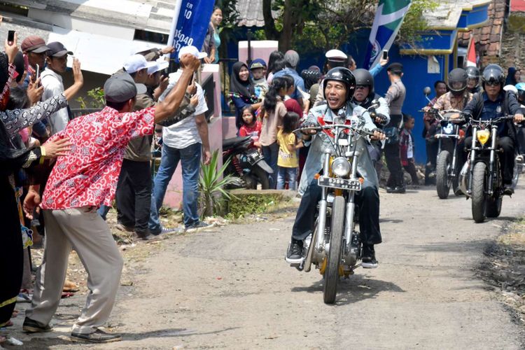 Presiden Joko Widodo dan rombongan bikers saat melakukan touring menggunakan motor chopper miliknya di Sukabumi, Jawa Barat, Minggu (8/4/2018). Di sela perjalanan itu, Jokowi sempat meninjau dua program padat karya yang dikerjakan oleh warga Sukabumi.