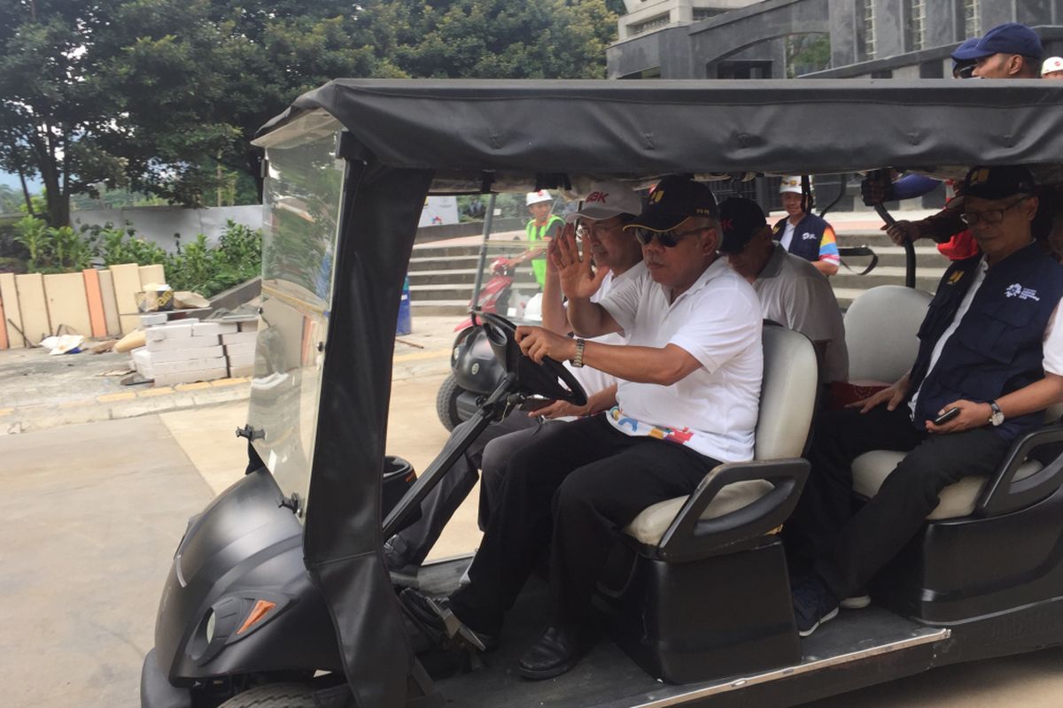 Dengan menggunanakan golf car, Menteri PUPR Basuki Hadimuljono cek kesiapan penataan Kompleks GBK.