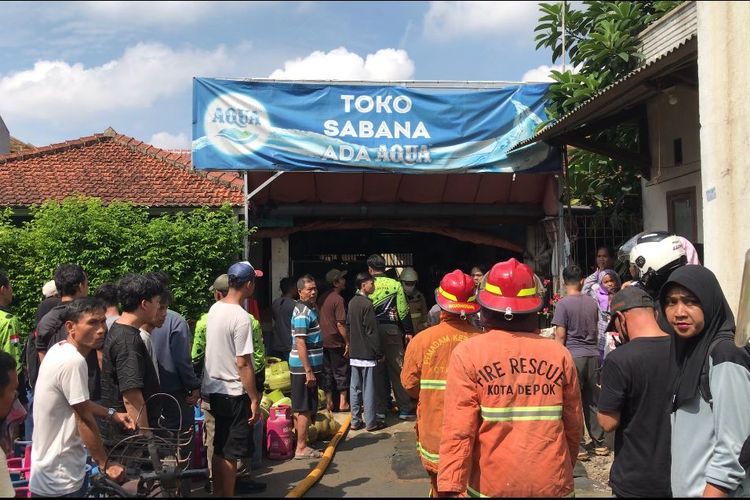 Kebakaran yang menghanguskan toko agen tabung gas dan air mineral di Gang Melati 1 RT 003 RW 01, Gandul, Cinere, Kota Depok, Jawa Barat pada Jumat (26/4/2024) sekitar pukul 09.00 WIB diduga berawal dari kebocoran tabung gas. 