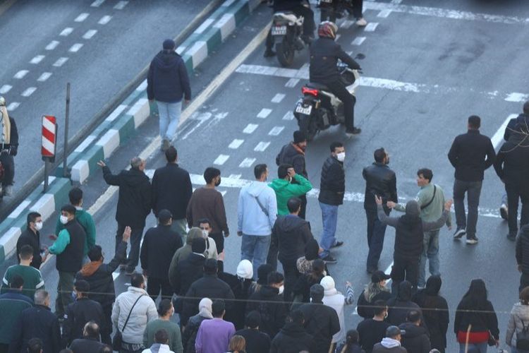 Para pemilik toko dan pedagang melakukan protes di terhadap kondisi ekonomi dan mata uang Iran di Teheran pada Senin (29/12/2025). Beberapa pemilik toko di Teheran menutup toko mereka sebagai protes terhadap kesulitan ekonomi dan anjloknya nilai uang Iran.