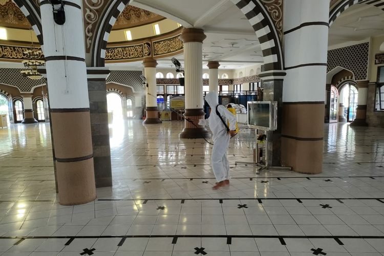 Penyemprotan disinfektan di Masjid Agus Baitussalam Purwokerto, Kabupaten Banyumas, Jawa Tengah, Selasa (11/5/2021).