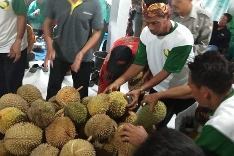 Panitia tasyakuran panen durian di Desa Lemahabang, Doro, Kabupaten Pekalongan Jawa Tengah membagika  durian ke warga.