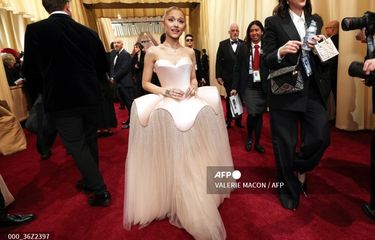 Penyanyi dan aktris Ariana Grande saat menghadiri Academy Awards ke-97 di Dolby Theatre Hollywood, California, AS, Minggu (2/3/2025) malam waktu setempat.