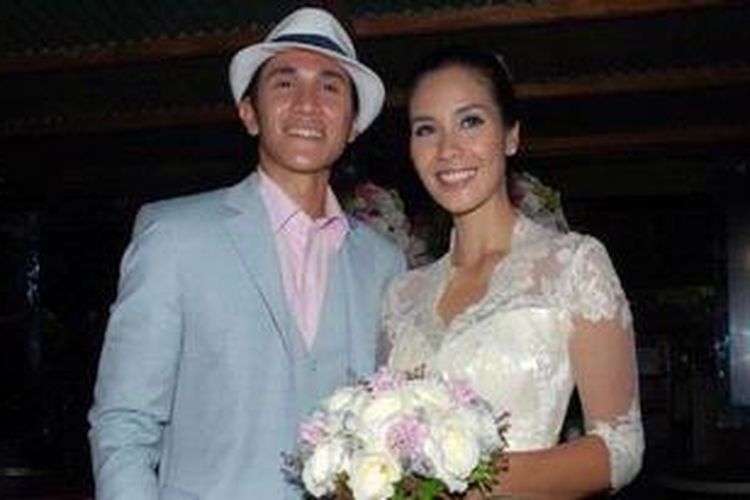 Vino Giovani Bastian dan Marsha Timothy telah menjalani akad nikah pada Sabtu (20/10/2012) di Pondok Indah Lestari, Pondok Indah, Jakarta Selatan.