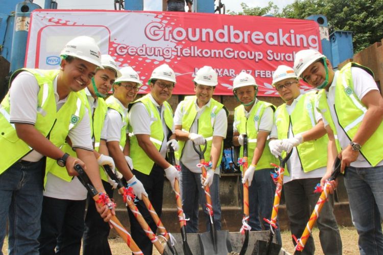 PT Wijaya Karya Bangunan Gedung Tbk. atau Wika Gedung bersama PT Telkom Indonesia (Persero) Tbk Group memulai pembangunan Kantor TelkomGroup Manyar di Jalan Manyar Kertoadi No. 1 Surabaya-Jatim, Rabu (7/2/2018).