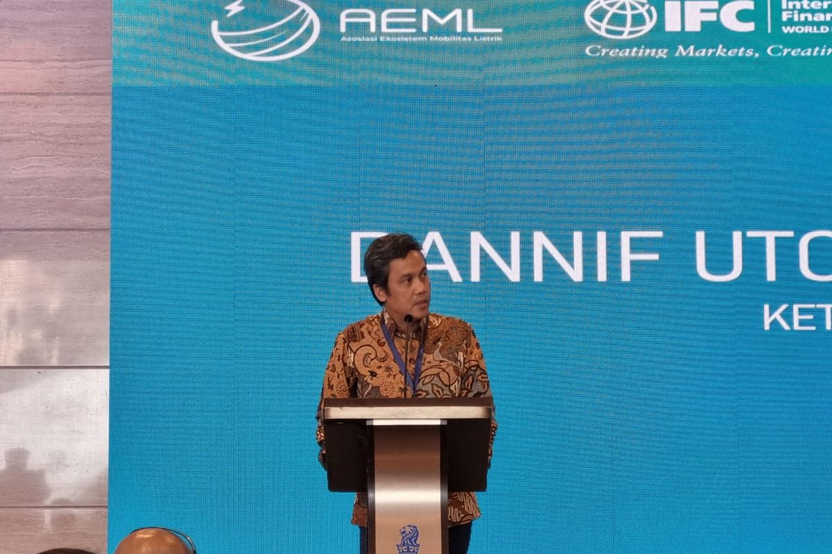 Ketua Umum Asosiasi Ekosistem Mobilitas Listrik (AEML) sekaligus CEO Pertamina New and Renewable Energy Dannif Danusaputro saat meluncurkan AEML di Jakarta, Senin (5/6/2023).