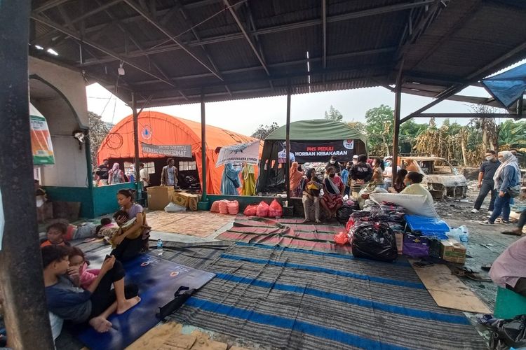 Sejumlah korban terdampak kebakaran lapak pemulung di Pondok Aren, Tangerang Selatan, tinggal sementara di musala dan tenda darurat, Jumat (27/8/2021).