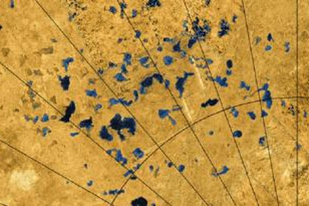 Gambar radar dari Cassini, pesawat ruang angkasa NASA mengungkapkan banyak danau di permukaan Titan, beberapa diisi dengan cairan, dan beberapa muncul sebagai lubang kosong.