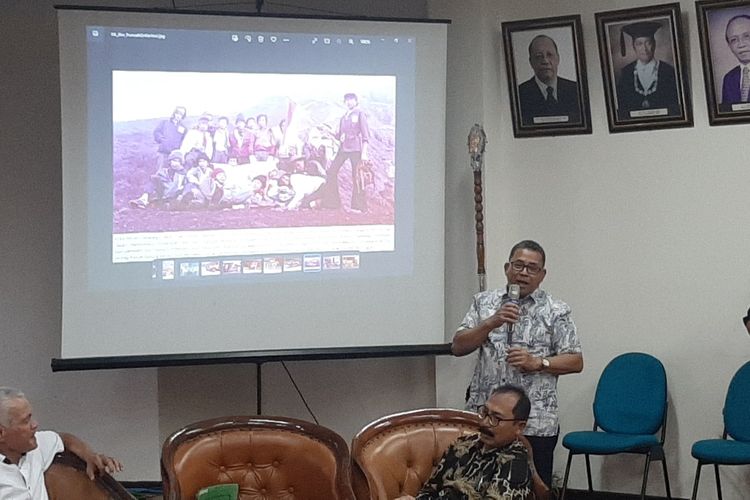Salah satu teman kuliah Presiden Joko Widodo di Fakultas Kehutanan UGM Totok Suripto saat menceritakan pendakian Gunung Kerinci. Saat pendakian itu, Joko Widodo menjadi yang pertama sampai di puncak.