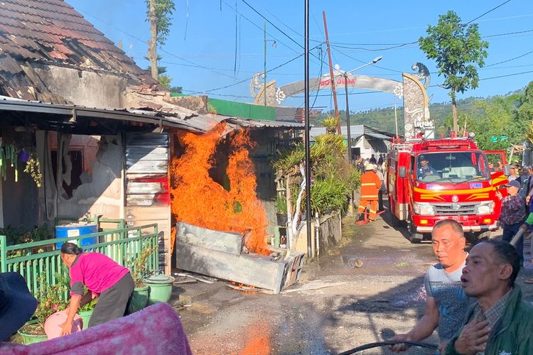 Kebakaran Pom Mini atau alat pengisian Bahan Bakar Minyak (BBM) terjadi di Jalan Welirang RT 02 RW 17, Dusun Gerdu, Desa Tulungrejo, Kecamatan Bumiaji, Kota Batu pada Rabu (19/4/2023).