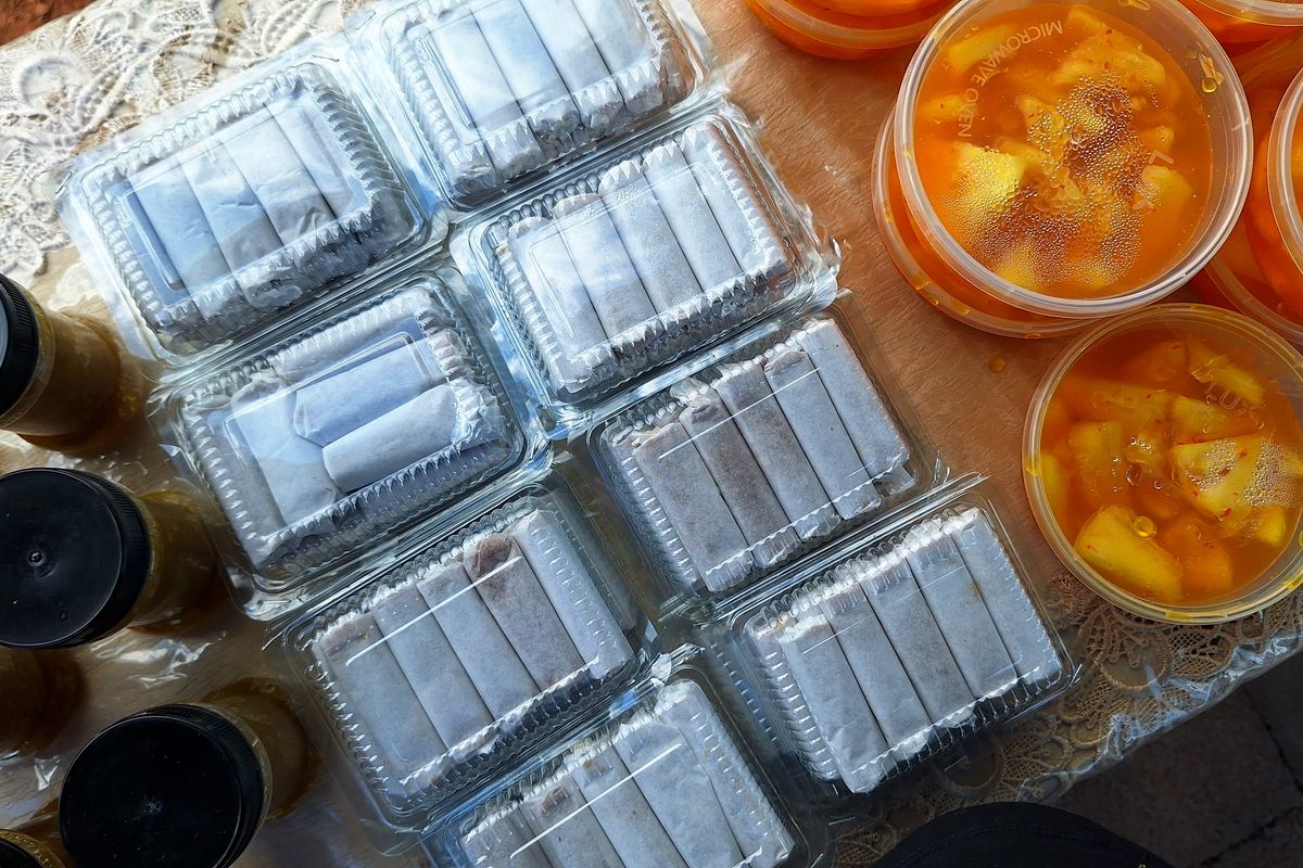 Produk olahan nanas, seperti dodol, selai, dan asinan, buatan kelompok perempuan Desa Tabarano untuk memperpanjang daya simpan panen dan menambah penghasilan keluarga.