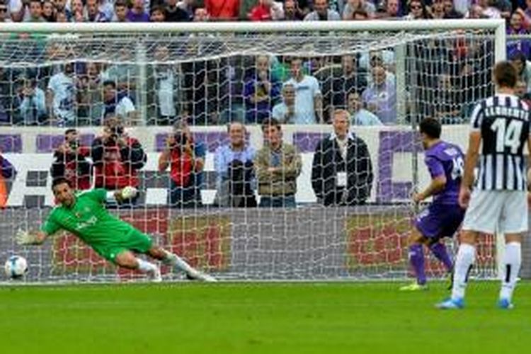 Penyerang Fiorentina, Giuseppe Rossi, saat mencetak gol dari titik putih ketika melawan Juventus pada lanjutan Serie-A di Stadion Artemio Franchi, Minggu (20/10/2013). Sempat tertinggal dua gol lebih dulu, Fiorentina mampu membalikkan keadaan untuk menang 4-2. 