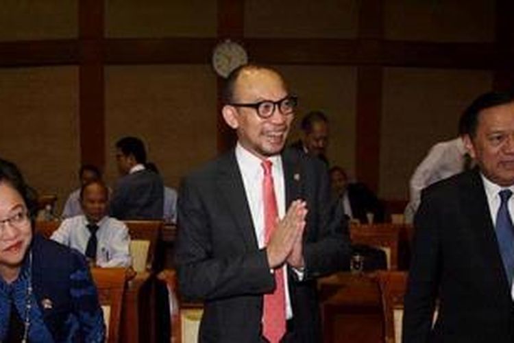 Gubernur Bank Indonesia Agus D.W. Martowardojo (kanan)Menteri Keuangan Chatib Basri (tengah), dan Menteri Perencanaan Pembangunan Nasional/Kepala Badan Perencanaan Pembangunan Nasional Armida Alisjahbana bersiap memulai rapat kerja dengan anggota Dewan di Komisi XI, Gedung DPR, Jakarta, Senin (27/5/2013). Rapat tersebut membahas Asumsi Makro RAPBN Perubahan Tahun 2013.
