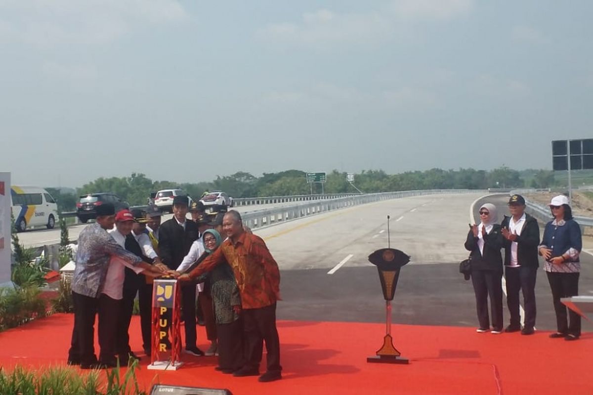 Peresmian empat ruas tol di Provinsi Jawa Timur oleh Presiden Joko Widodo di Km 671+500 Tol Bandar-Kertosono, Mojokerto, Kamis (20/12/2018).