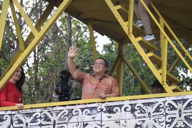 Menteri Perencanaan Pembangunan Nasional/Kepala Bappenas Bambang Brodjonegoro menaiki menara Sudarmono di perbukitan tengah hutan di Kelurahan Pemaluan, Kecamatan Sepaku, PPU, Rabu (2/10/2019).