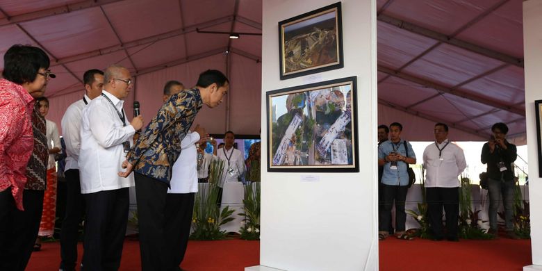 Presiden Joko Widodo saat meninjau pameran lomba foto pembangunan infrastruktur  yang ada di seluruh Indonesia di Monumen Nasional (Monas), Jakarta, Minggu (27/8/2017). Lomba yang diselenggarakan Komite Percepatan Penyediaan Infrastruktur Prioritas (KPPIP) mengusung tema Di Darat, Laut, dan Udara Infrastruktur Kita Bangun.