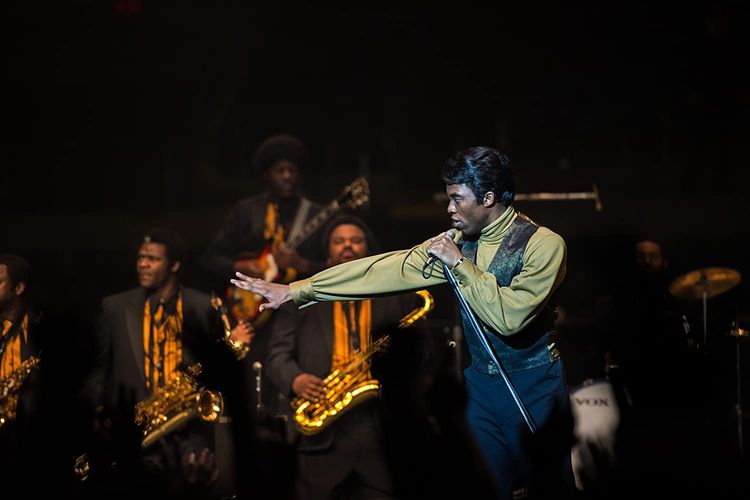 Chadwick Boseman berperan sebagai penyanyi legendaris James Brown dalam film Get On Up.