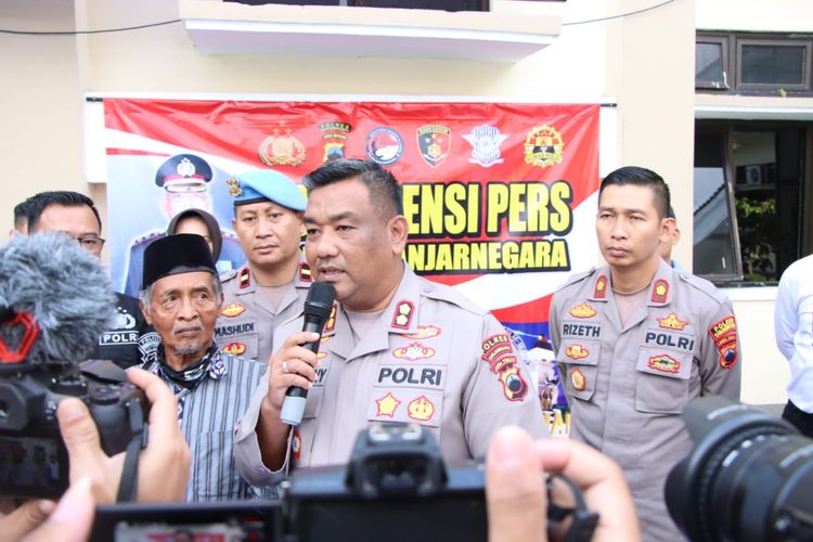 Kapolres Banjarnegara AKBP Era Johny Kurniawan saat konferensi pers di mapolres, Kamis (25/5/2023).