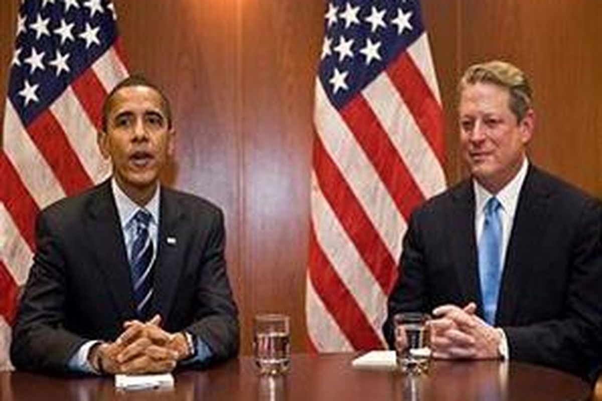 Barack Obama (kiri) dan Al Gore bertemu di Kantor Transisi di Chicago, 9 Desember 2008 