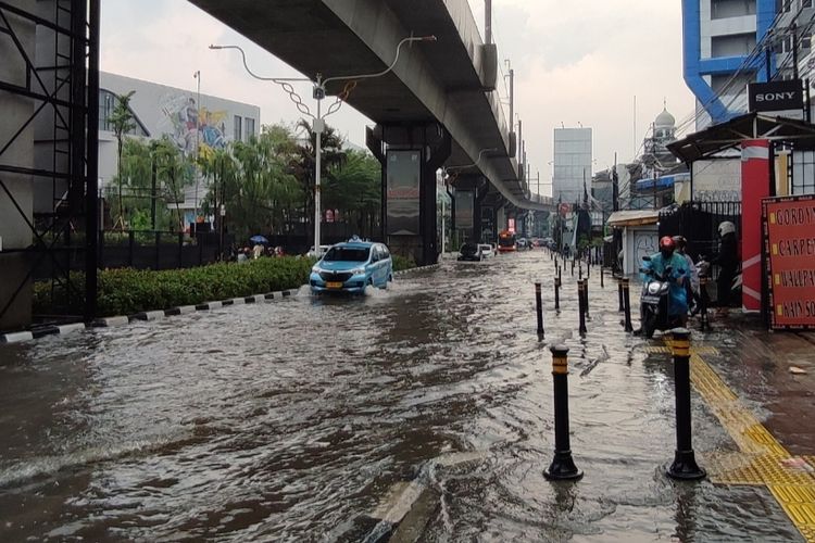 Banjir merendam Jalan RS Fatmawati, tepatnya di dekat ITC, Kebayoran Baru, Jakarta Selatan, Minggu (3/12/2023) siang.  Banjir disebabkan hujan deras yang mengguyur wilayah tersebut.
