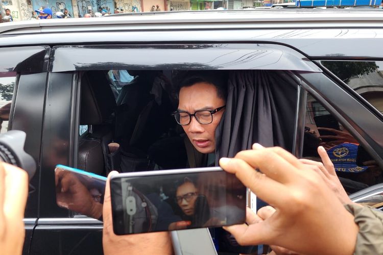 Gubernur Jawa Barat Ridwan Kamil saat diwawancarai awak media usai meninjau lokasi kejadian bom bunuh diri di Mapolsek Astanaanyar, Kota Bandung, Jawa Barat, Rabu (7/12/2022)