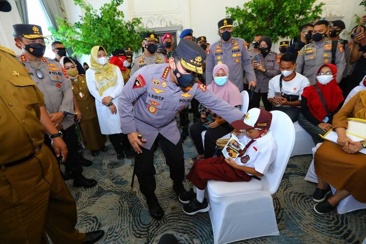 Kapolri Jenderal Listyo Sigit Prabowo menyapa anak sekolah yang menerima vaksinasi di Graha Wangsa, Bandar Lampung.