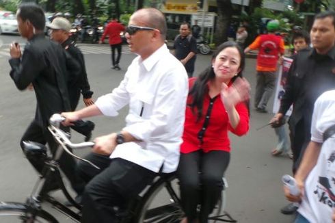 Antar Jokowi-JK ke KPU, Puan Maharani Membonceng Sepeda Ontel