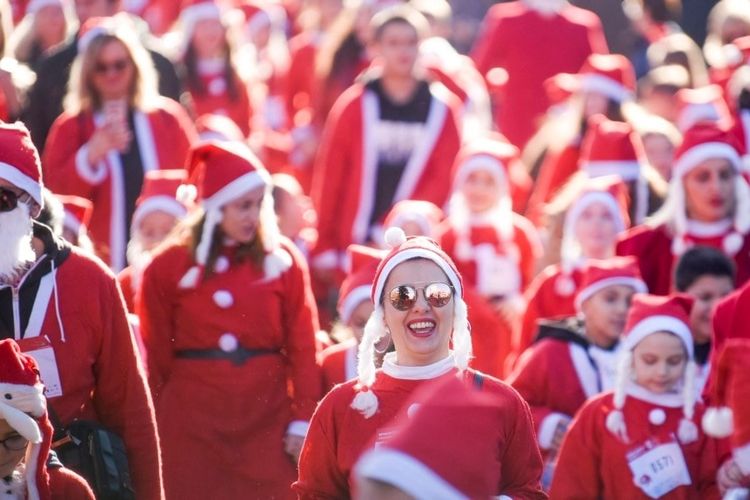 Sejumlah warga mengikuti acara tahunan Santa run untuk menggalang dana untuk kegiatan amal di Pristina, Kosovo, pada 25 Desember 2022. Mereka mengenakan kostum Santa Claus.