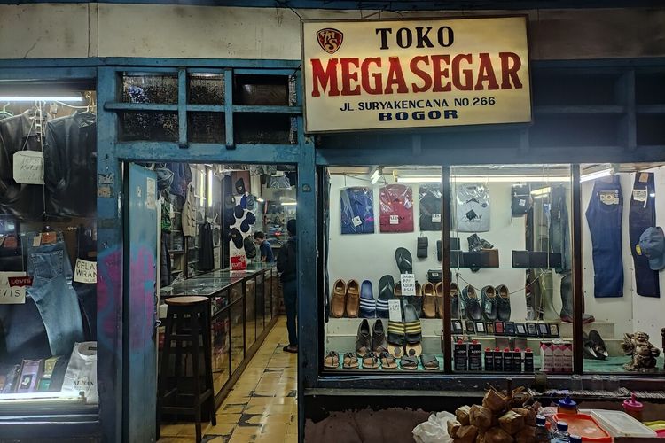 Bangunan Toko Mega Segar yang terletak di Jalan Suryakencana, Kota Bogor, Jawa Barat, masih mempertahankan bentuk aslinya. Toko Mega Segar berdiri sejak tahun 1942 dan terus eksis menjual pakaian hingga sekarang.