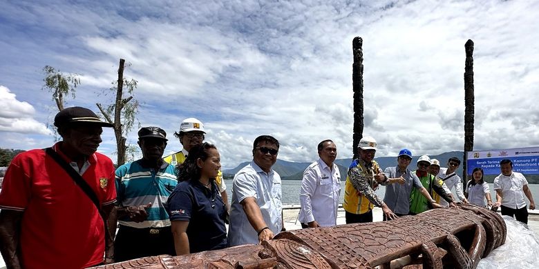 Salah satu totem Kamoro yaitu Wemawe yang menggambarkan figur leluhur dengan tinggi sekitar 8 meter dan diameter 1 meter di Kawasan Waterfront City, Kecamatan Pangururan, Samosir, Sumatera Utara, Rabu (27/9/2023).
