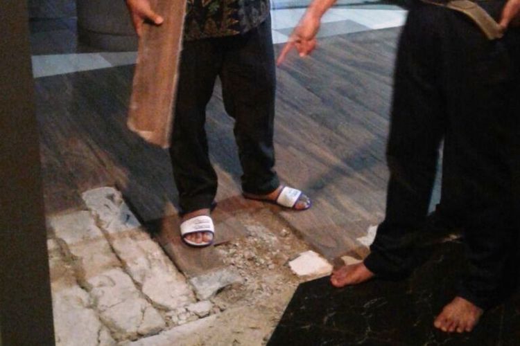 Seorang tamu memperlihatkan lantai penghubung hotel MG Setos dengan hotek MG Suites mengalami retak akibat gempa yang terjadi di pesisir Jawa Barat, Jumat (15/12/2017) malam,  
