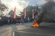 Demo di Solo, Massa Bakar Boneka "Pocong Jokowi", Bentuk Matinya Demokrasi