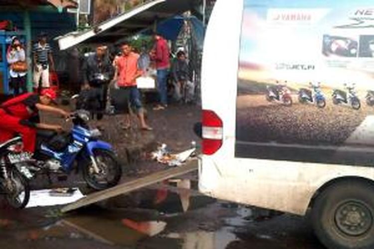 Yamaha membantu biker yang terkena banjir di jalan