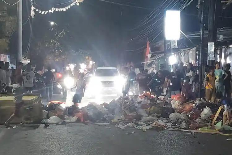 Sempat Memanas, Warga Buka Jalan di Gowa yang Ditutup Sampah, Pemerintah Janji Angkut