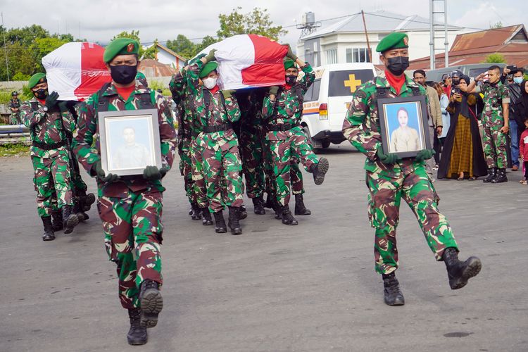 Prajurit TNI membawa peti jenazah Babinsa Koramil 1702-07/Kurulu Sertu Eka Adriyanto Hasugian bersama istri Sri Lestari Indah Putri untuk dimasukkan ke pesawat di Bandara Wamena, Papua, Jumat (1/4/2022). Sertu Eka bersama istri yang menjadi korban penembakan dan penyerangan orang tak dikenal (OTK) di Elelim Kabupaten Yalimo, Papua pada Kamis (31/3/22) diterbangkan ke Jawa Timur untuk dimakamkan. ANTARA FOTO/Iwan Adisaputra.