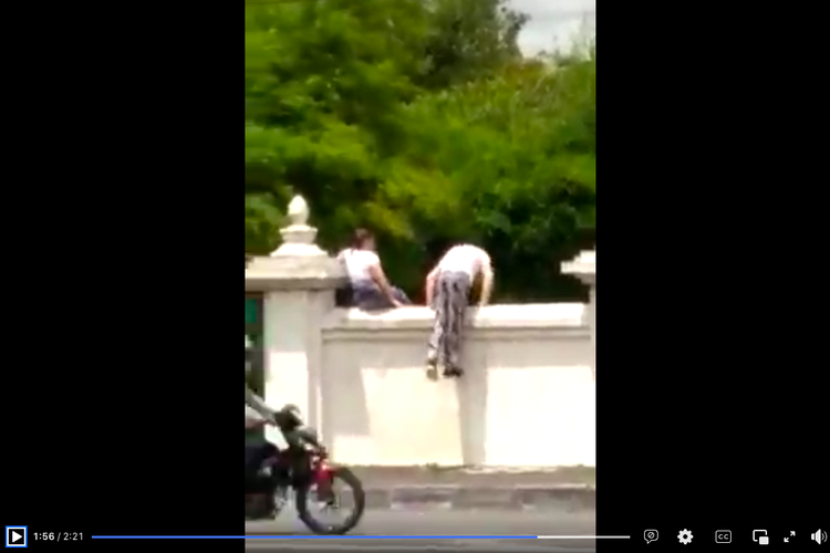 Tangkapan layar video yang memperlihatkan dua orang WNA loncat pagar Candi Prambanan