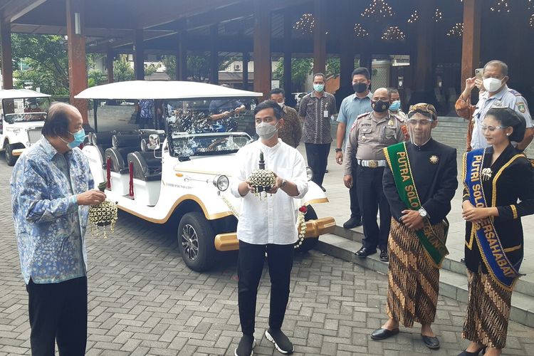 Wali Kota Solo Gibran Rakabuming Raka dan Ketua Yayasan Tahir Foundation Dato Sri Tahir dalam prosesi serah terima mobil listrik wisata di halaman Pendapi Gede Kompleks Balai Kota Solo, Jumat (15/10/2021).