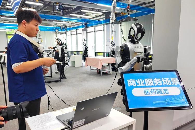 Para pelatih data di Pusat Pelatihan Data Robot Humanoid Shijingshan, Beijing, melatih robot cara mengambil obat di apotek.