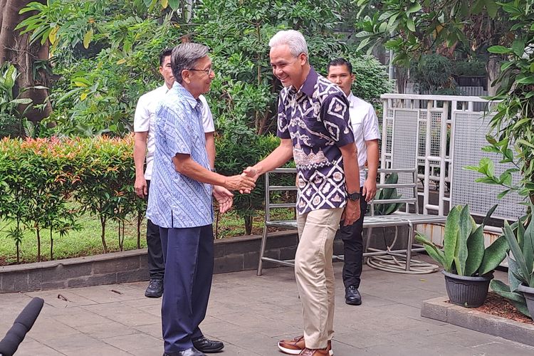Calon presiden nomor urut 3 Ganjar Pranowo menemui Wakil Presiden ke-11 Republik Indonesia di kediaman Boediono, Jalan Jambu, Jakarta, Jumat (24/11/2023).